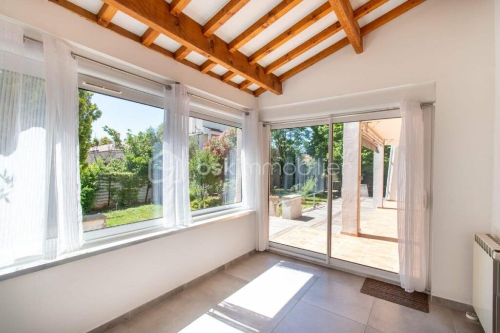 Villa d’architecte – Vue Étang de Thau – 310 m² + logement indépendant – Terrain 1 000 m² – 10 pièces – 5 chambres – 309 m²