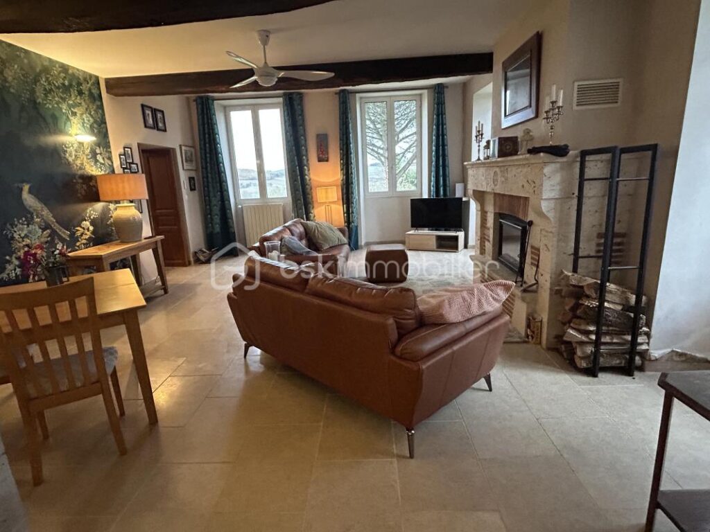 Belle maison en pierres, Dépendances –garage–3 ha 82 – 8 pièces – 6 chambres – 250 m²