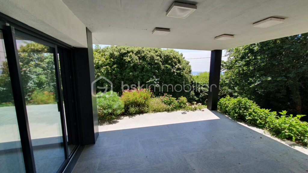 Maison 10 pièces de 210 m² – 10 pièces – 5 chambres – 210 m²