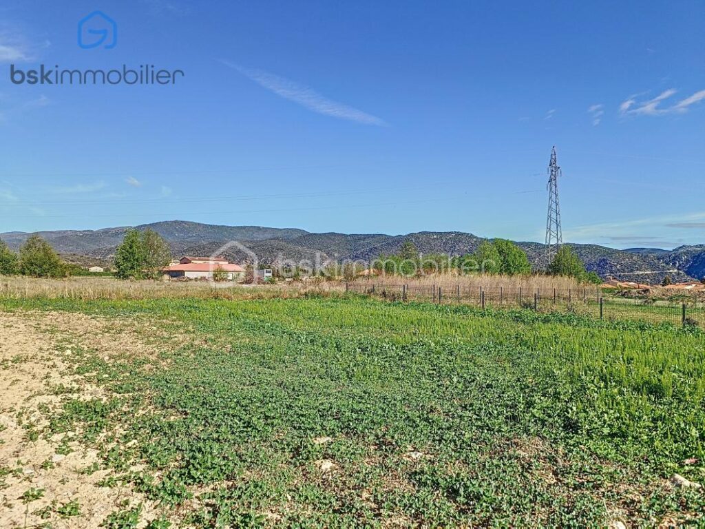 Terrain Plat Constructible 4 Faces Viabilisé à Rigarda – NR pièces – NR chambres – 502 m²