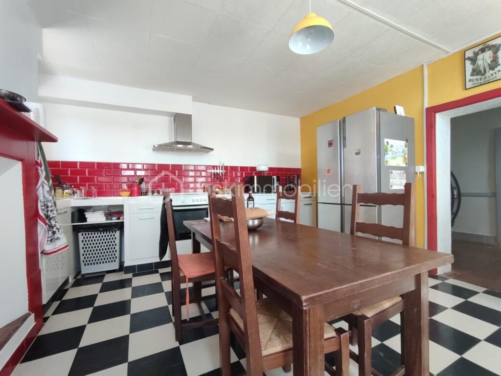 MAISON AVEC PISCINE ET GRAND TERRAIN – 7 pièces – 3 chambres – 200 m²