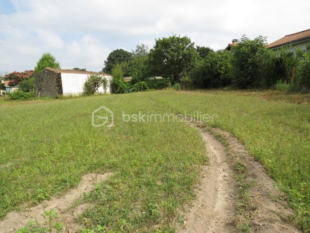 Terrain constructible – NR pièces – NR chambres – 819 m²