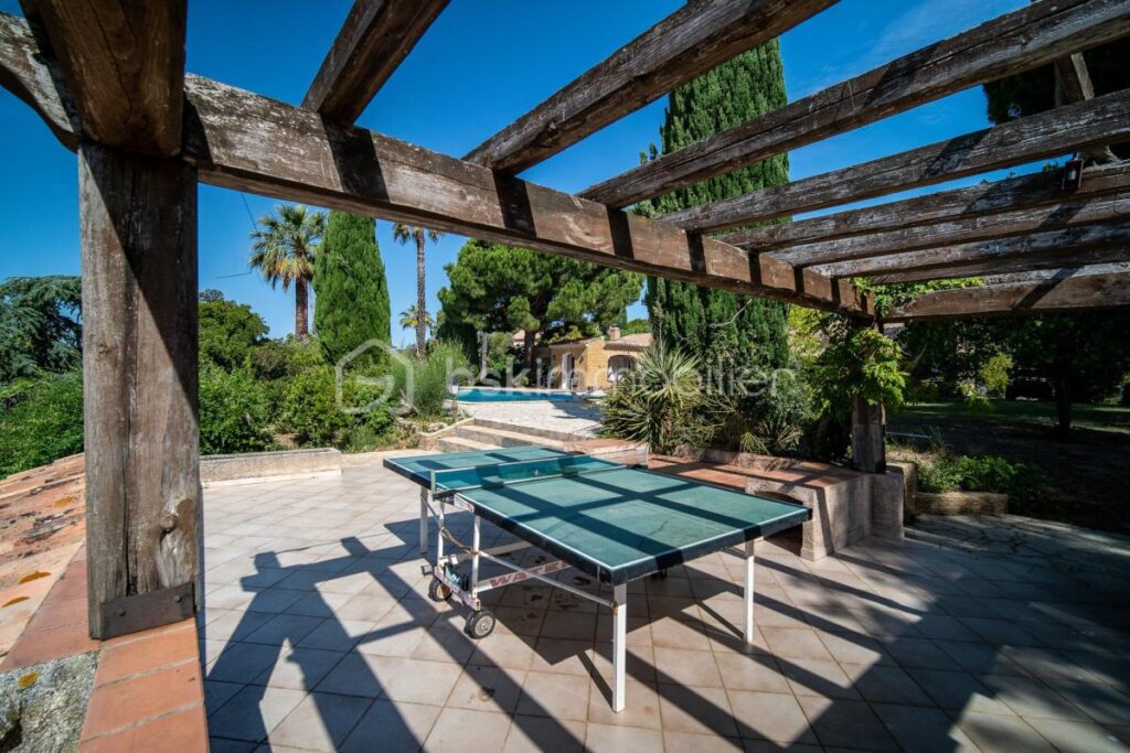 Magnifique propriété avec maison principale, dépendance et maison de gardien – Potentiel d’agrandissement – 11 pièces – 7 chambres – 350 m²