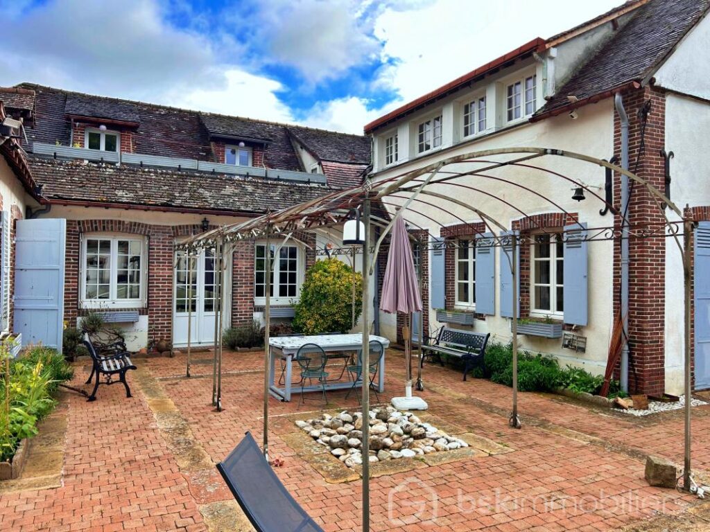 Magnifique propriété de charme du milieu XIXème, offrant 3 maisons pour une surface habitable de 487m2 au total – NR pièces – 12 chambres – 487 m²