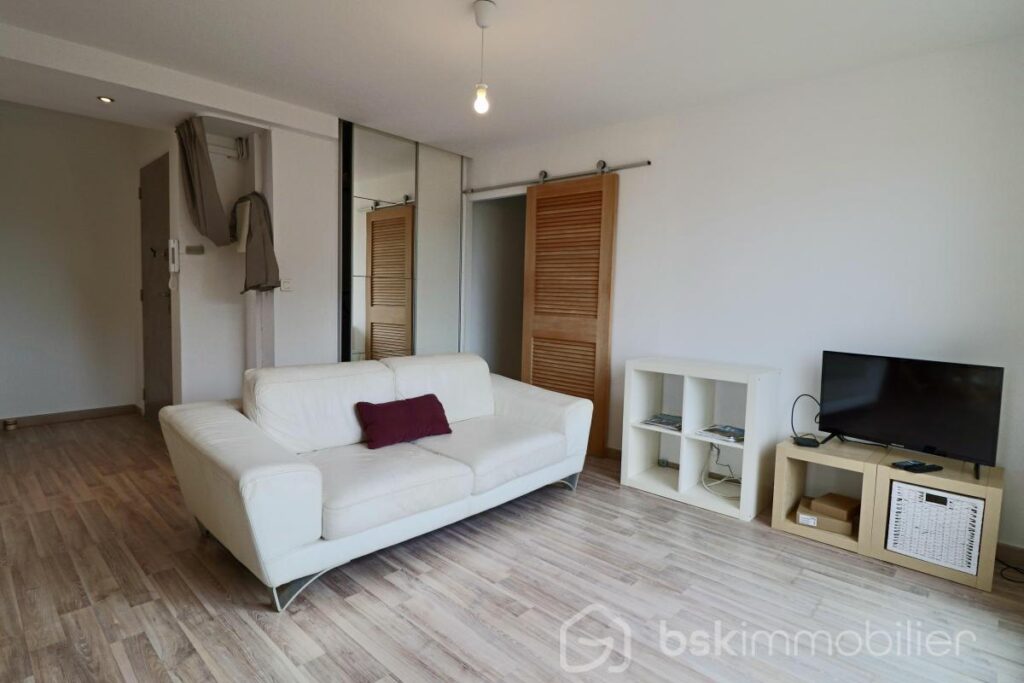 TOULON EST (83100)- Appartement Rénové de 2 pièces avec balcon et Vue dégagée ! – 2 pièces – 1 chambre – 42 m²