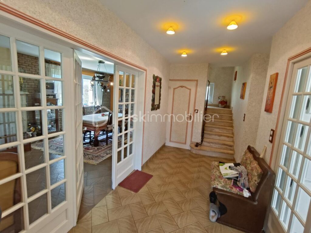 Maison 13 pièces 240m² – 13 pièces – 6 chambres – 240 m²