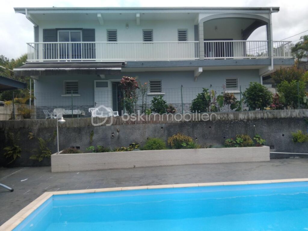 Villa avec piscine jacuzzi et jardin à l’île de la Réunion – 7 pièces – 4 chambres – 171 m²