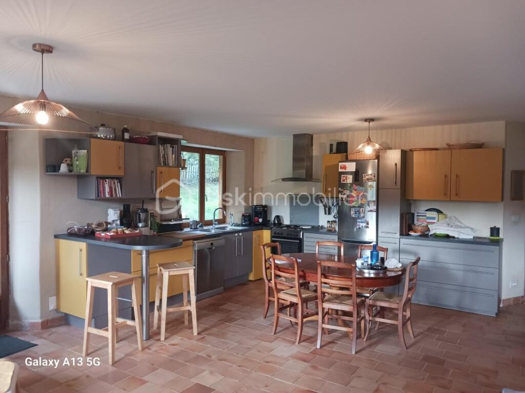À VENDRE – MAISON ÉCOLOGIQUE & ATYPIQUE POUR AMOUREUX DE LA NATURE – 7856 m² DE TERRAIN – 8 pièces – 5 chambres – 212 m²