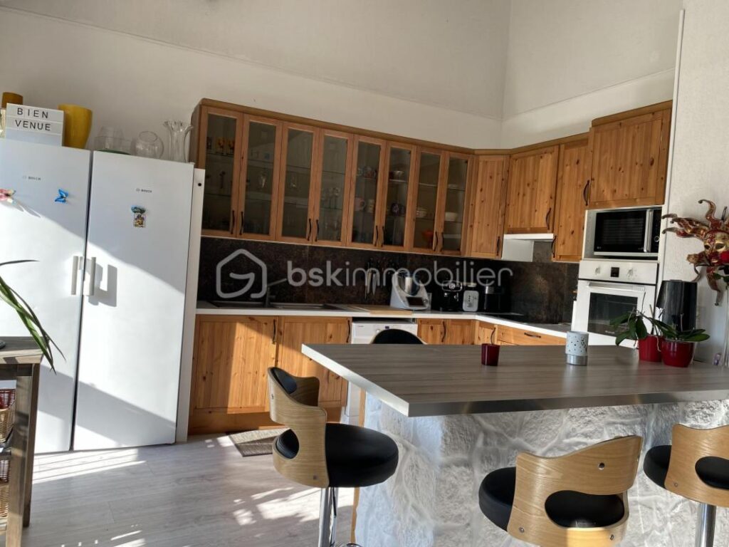 🏡 À vendre – Bel appartement 3 chambres de 100 m² à Belgentier – 4 pièces – 3 chambres – 101 m²