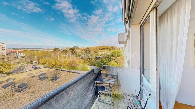 BAYONNE PLEIN CENTRE – Beau T4 traversant – 102m2 – vue dégagée – cave – 4 pièces – 3 chambres – 102 m²