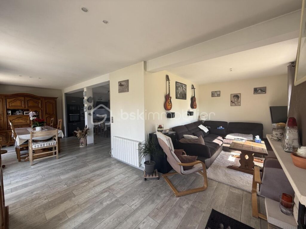 A SEULEMENT 5 KILOMÈTRES DE PONT L’ÉVÊQUE ET 15 KILOMÈTRES DE LA CÔTE FLEURIE, MAISON AU CALME, CADRE VERDOYANT – 4 pièces – 3 chambres – 96 m²