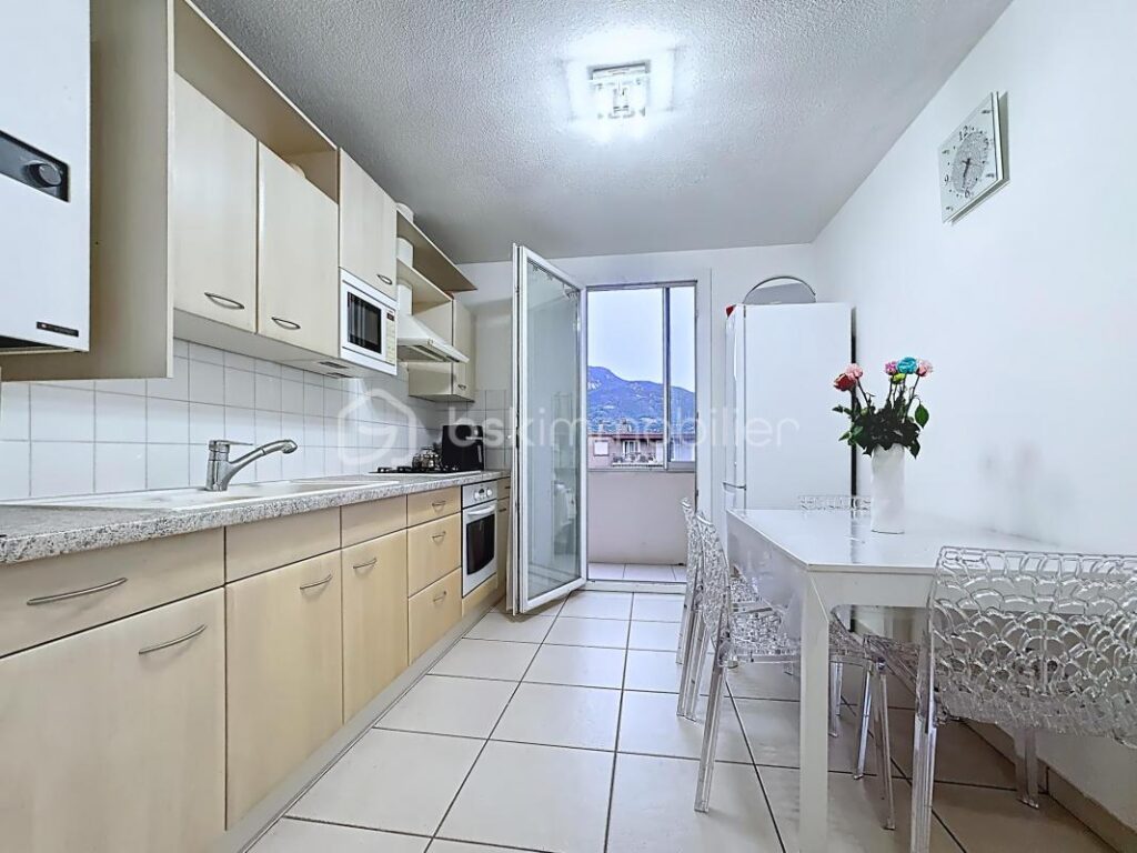 Lumineux T3 traversant avec balcon et loggia – dernier étage au calme – 3 pièces – 2 chambres – 57 m²