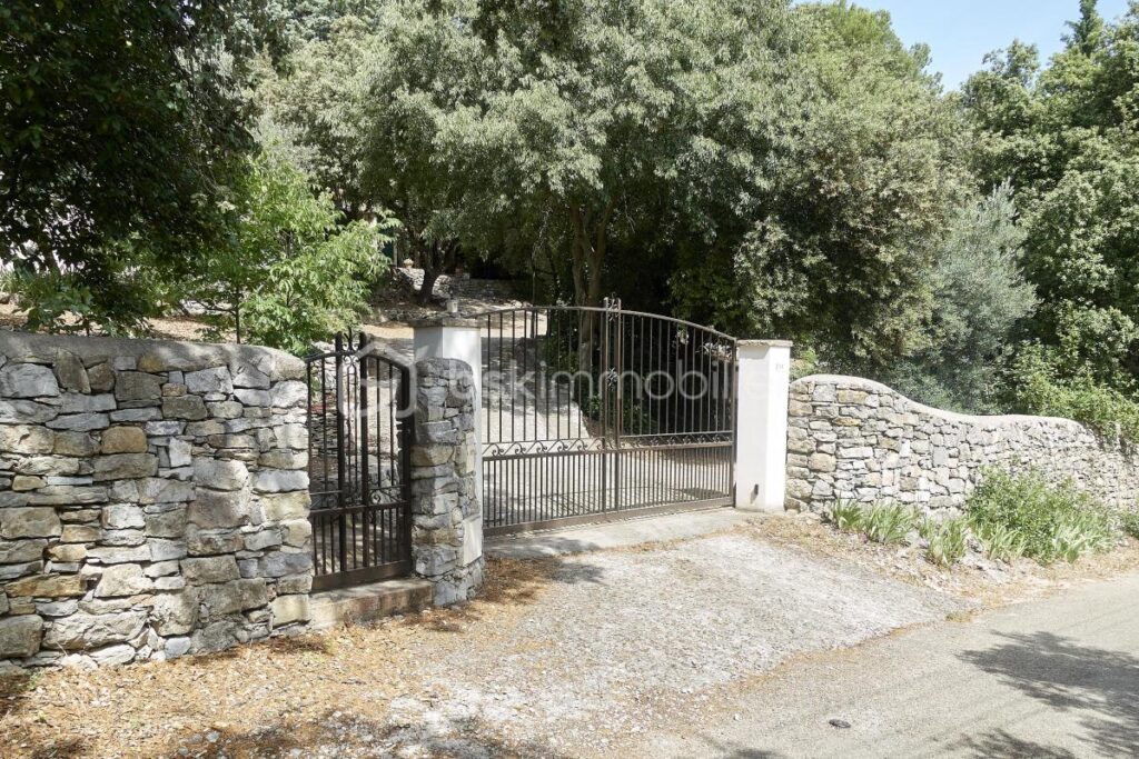 Magnifique villa provençale au cœur d’un écrin de verdure – 7 pièces – 4 chambres – 158 m²