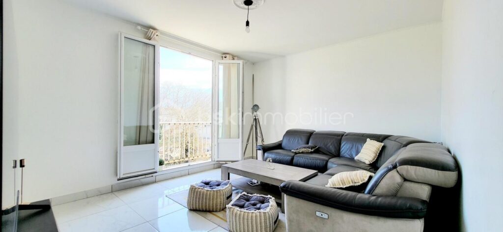 Appartement traversant avec balcon et vue dégagée – 3 pièces – 2 chambres – 54 m²