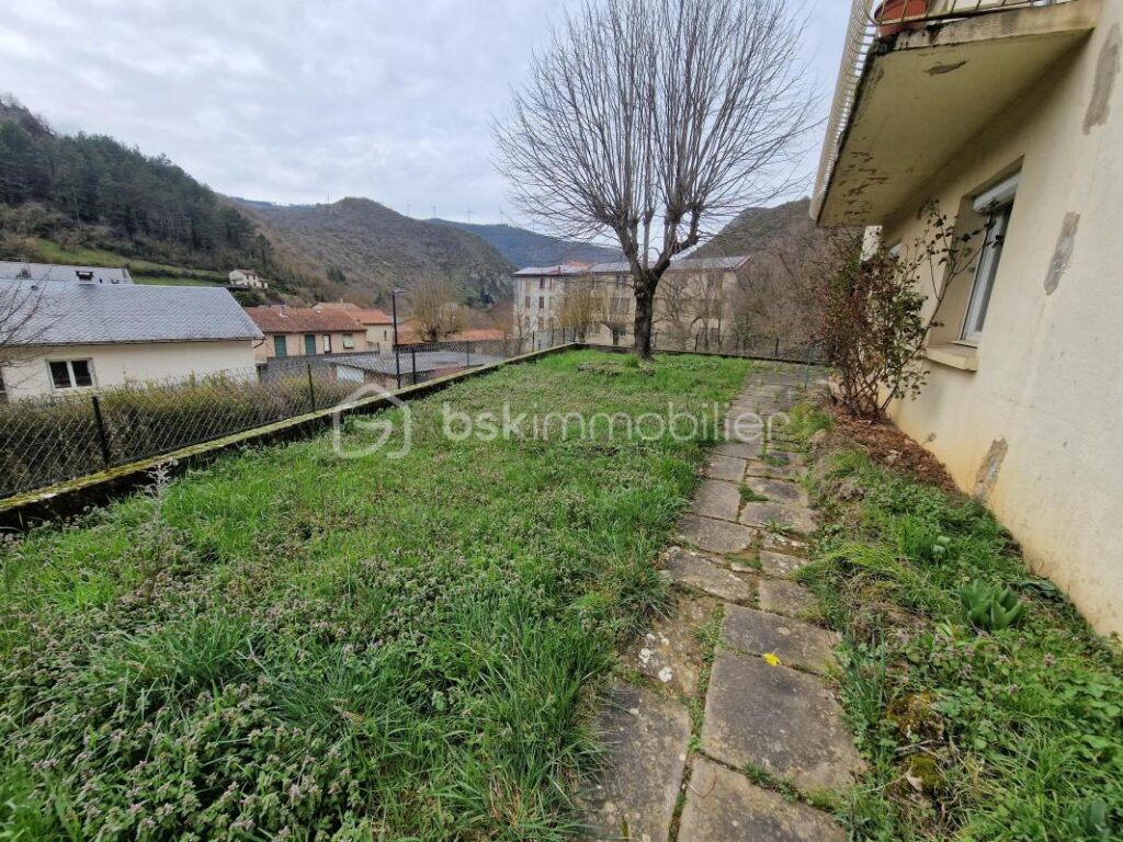 Superbe maison de 167m² sur 2 niveaux à finir de rénover!! Un terrain de 2825m² et une source.. Une grange attenante – 6 pièces – 4 chambres – 167 m²