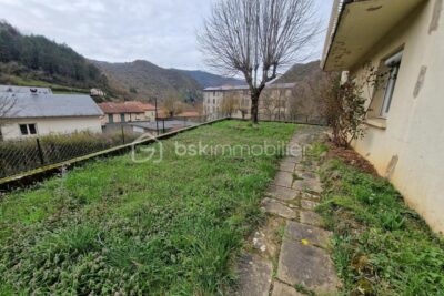 Superbe maison de 167m² sur 2 niveaux à finir de rénover!! Un terrain de 2825m² et une source.. Une grange attenante – 6 pièces – 4 chambres – 167 m²