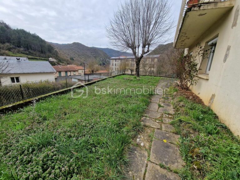 Superbe maison de 167m² sur 2 niveaux à finir de rénover!! Un terrain de 2825m² et une source.. Une grange attenante – 6 pièces – 4 chambres – 167 m²