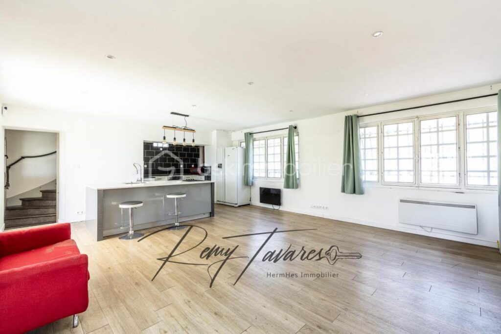 Maison de 185 m2 avec un terrain de 1300 m2 – 6 pièces – 3 chambres – 185 m²