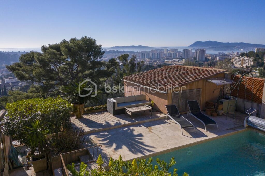 À Vendre – Villa d’Exception au Faron avec Vue Panoramique sur la Rade de Toulon – 6 pièces – 5 chambres – 200 m²