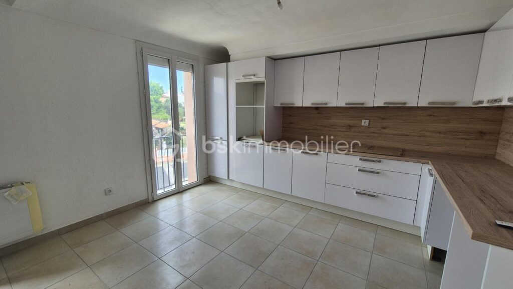 A VENDRE APPARTEMENT 4 PIECES DE 83M² REFAIT A NEUF A ARGELES SUR MER -COTE VILLAGE – PROCHE DE TOUS LES COMMERCES ET DES ECOLES – TROIS CHAMBRES – VUE SUR LES ALBERES – 5 pièces – 3 chambres – 83 m²