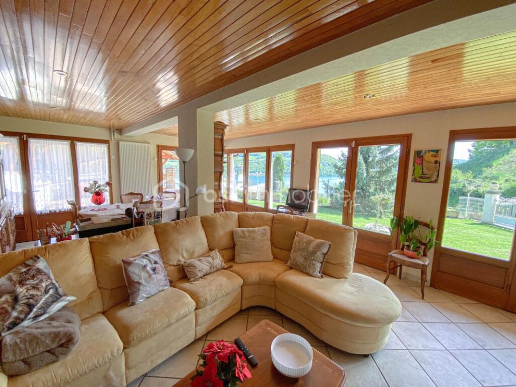 Maison d’environ 230 m² habitables, vue sur lac – 7 pièces – 6 chambres – 230 m²