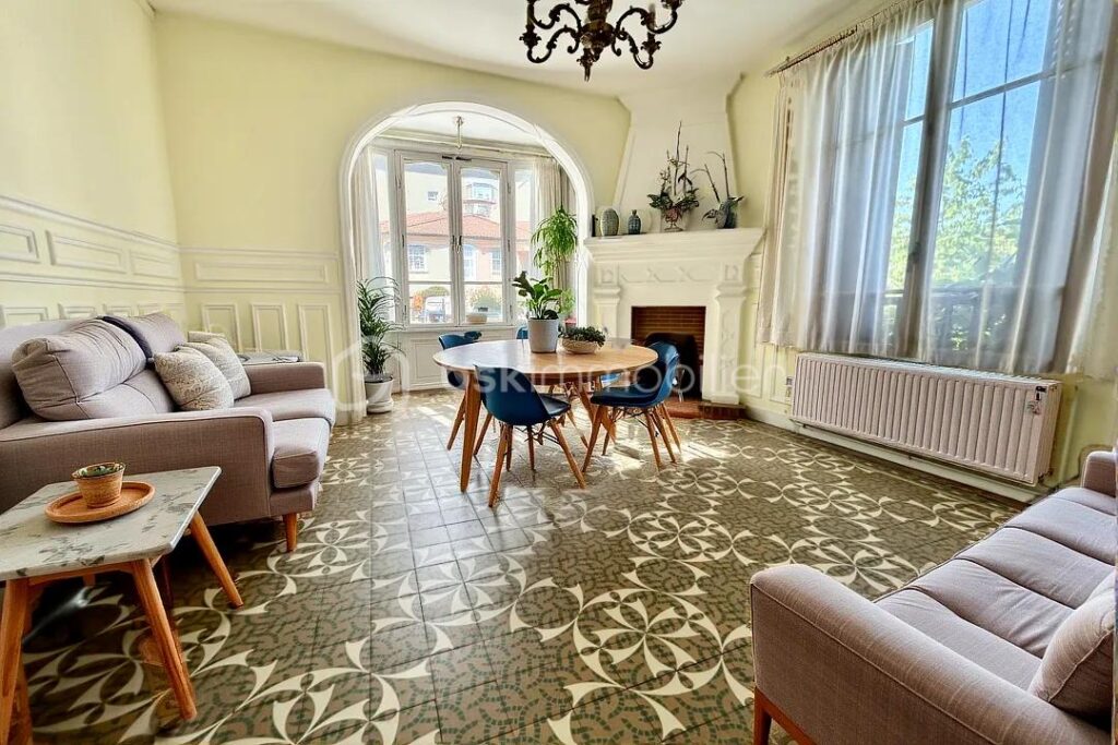 Maison 7 pièces de170m² à CHARTRETTES (77590) – 7 pièces – 6 chambres – 170 m²