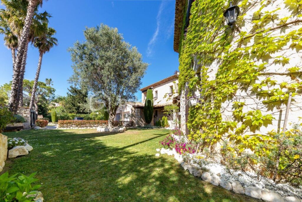 Saint Paul de Vence belle propriété au calme 6 chambres – 10 pièces – 6 chambres – 490 m²