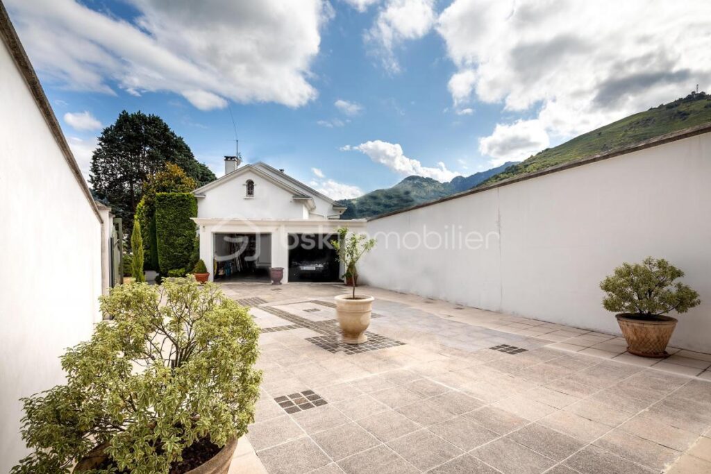 Profitez du luxe paisible d’une maison d’architecte au cœur de Lourdes – 8 pièces – 5 chambres – 310 m²