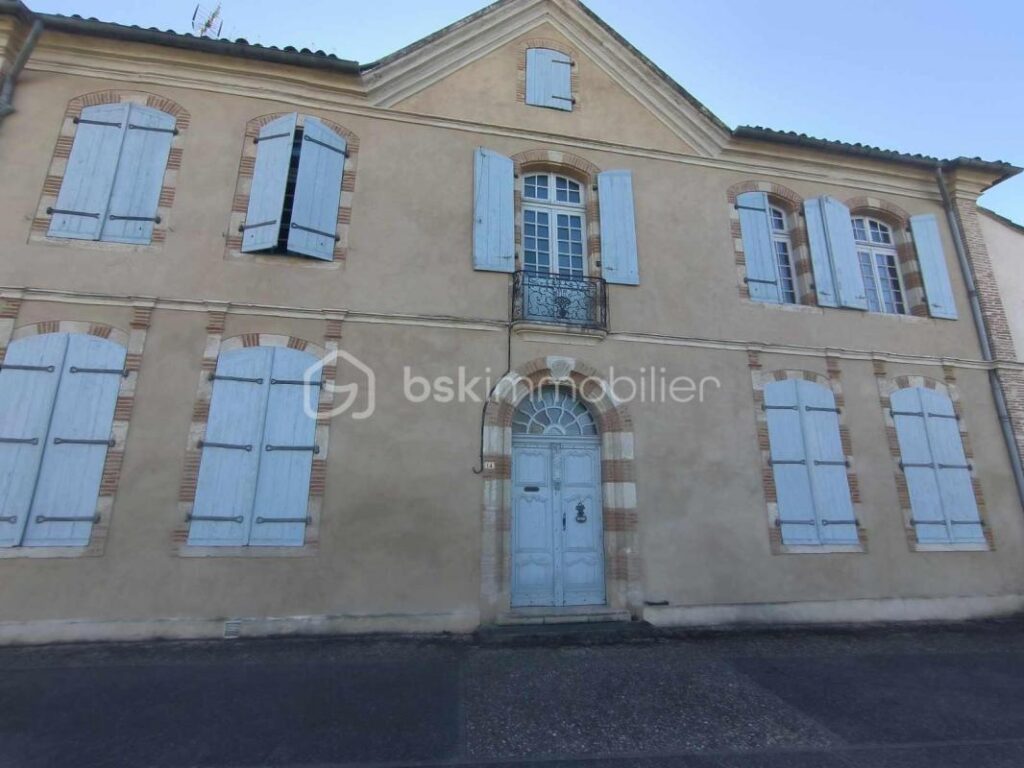 Vivez l’élégance intemporelle dans une maison historique d’Auvillar – 8 pièces – 4 chambres – 488 m²