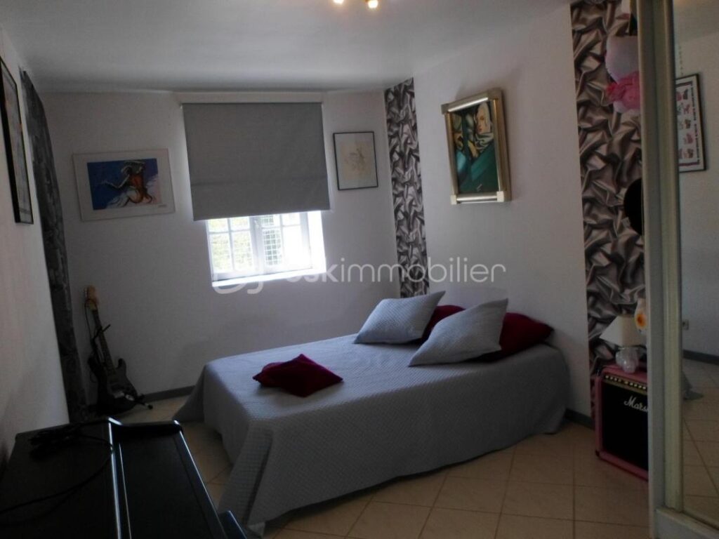 Authentique Corps de Ferme du 18ème Siècle et Terrain de 2,3 Hectares – 13 pièces – 6 chambres – 600 m²