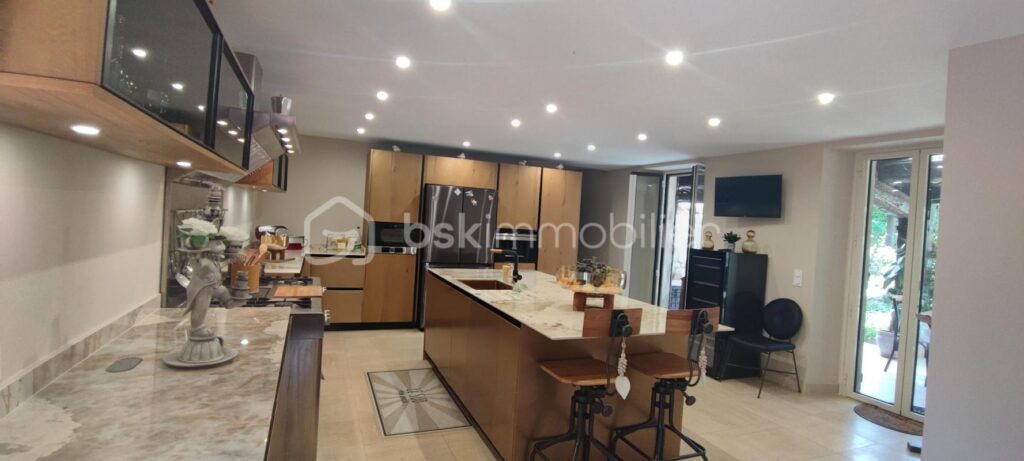 merveilleuse villa de caractere avec T2 indépendant piscine – 7 pièces – 4 chambres – 180 m²