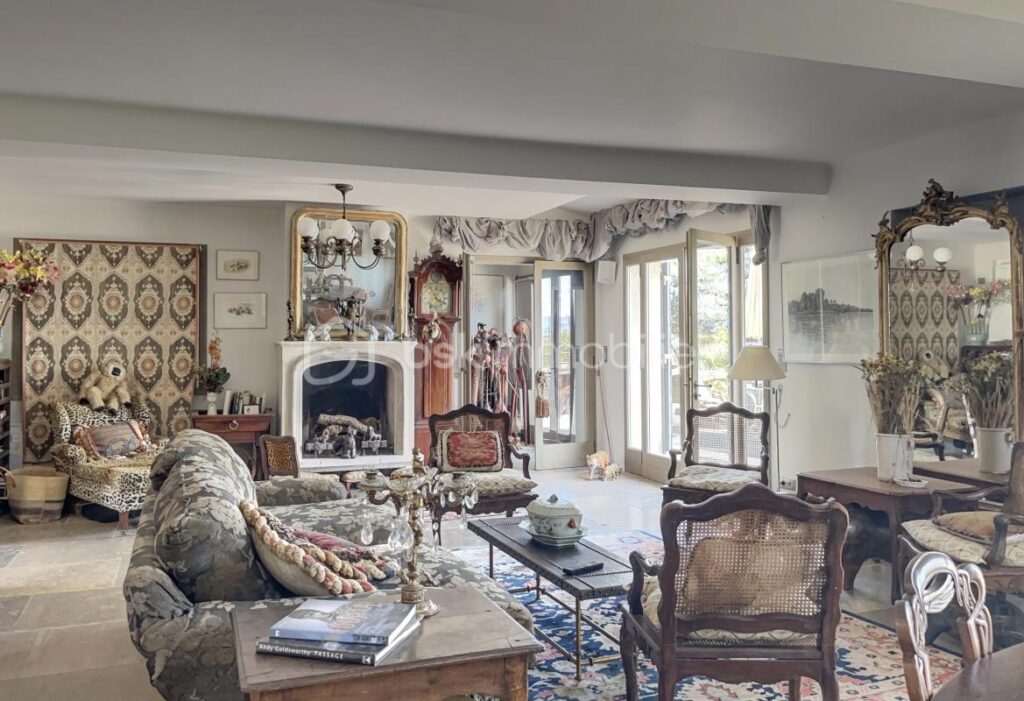 Ménerbes – Exceptionnelle Propriété avec Vues à 360° – Maison Principale, Pigeonnier & Jardin Piscine – 8 pièces – 3 chambres – 176 m²