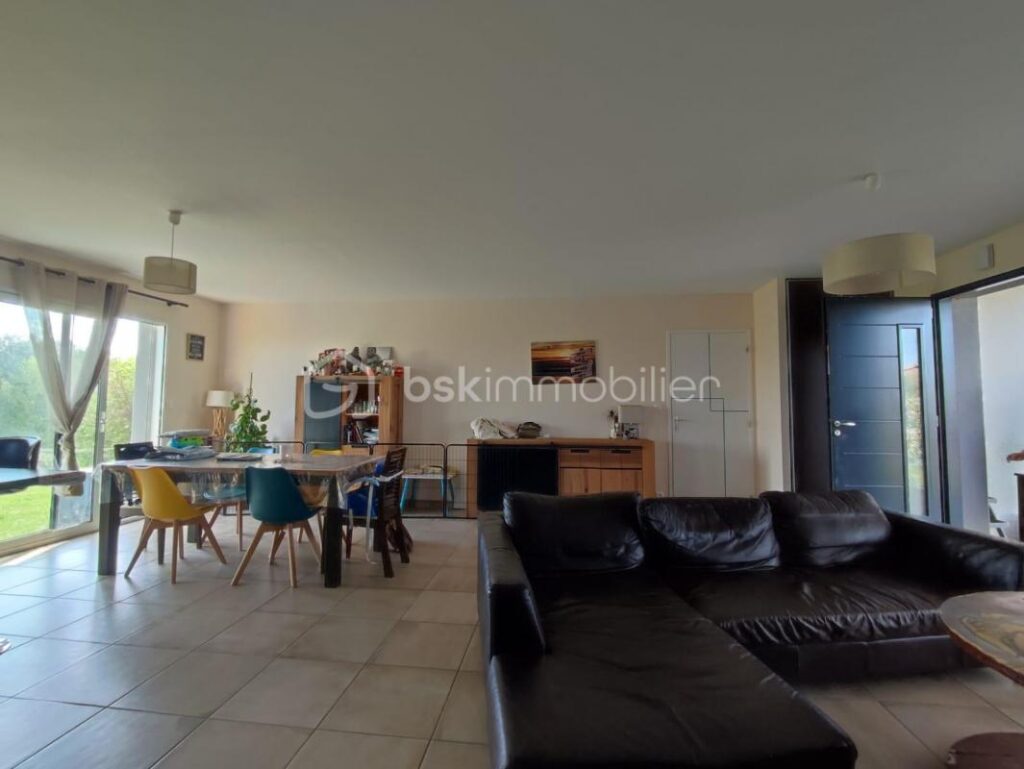 Maison contemporaine paisible à Tauriac – Un havre de tranquillité champêtre – 6 pièces – 5 chambres – 130 m²