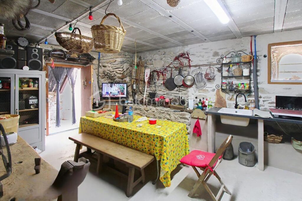 Maison de village en bord de rivière – 9 pièces – 3 chambres – 150 m²