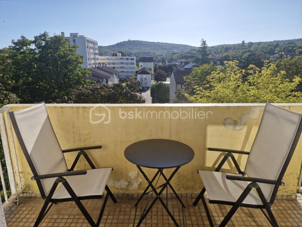 Appartement F3 80m² avec balcon et cave – 3 pièces – 2 chambres – 80 m²