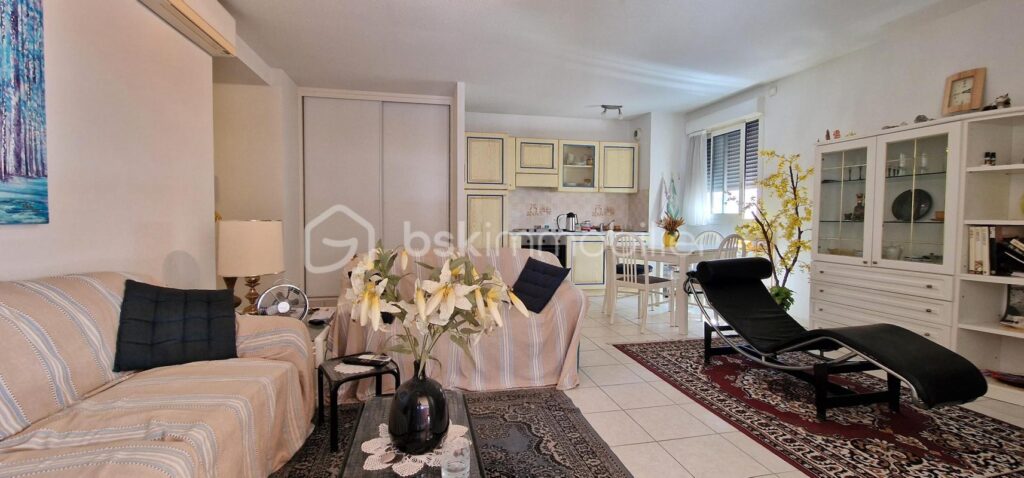 MENTON Bel appartement 2 pièces à 1mn des plages de Menton avec une vue mer – 2 pièces – 1 chambre – 51 m²