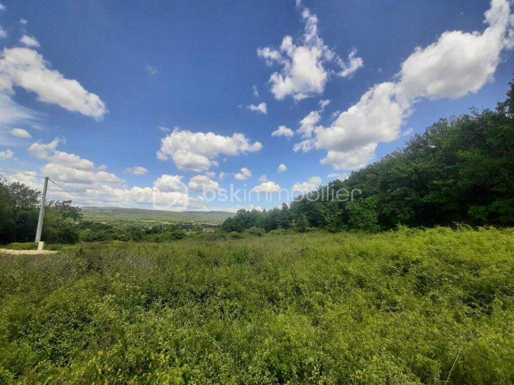 🌿 À vendre – Terrain constructible de 800 m² au cœur du Luberon – NR pièces – NR chambres – 800 m²