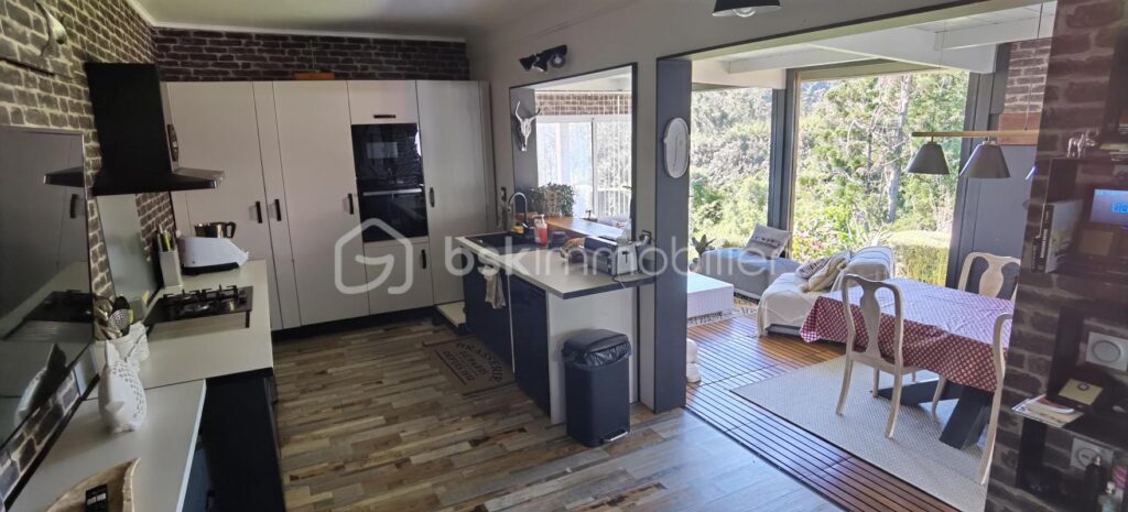 A VENDRE – VILLA SUR DOMAINE – LE BRULE – SAINT DENIS – 8 pièces – 4 chambres – 267 m²