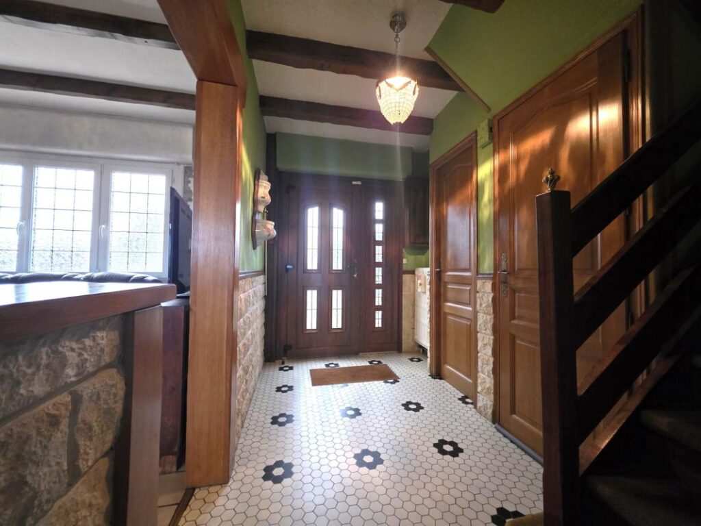 Maison semi-individuelle 103m² avec véranda, garage et jardin clos – 6 pièces – 3 chambres – 103 m²