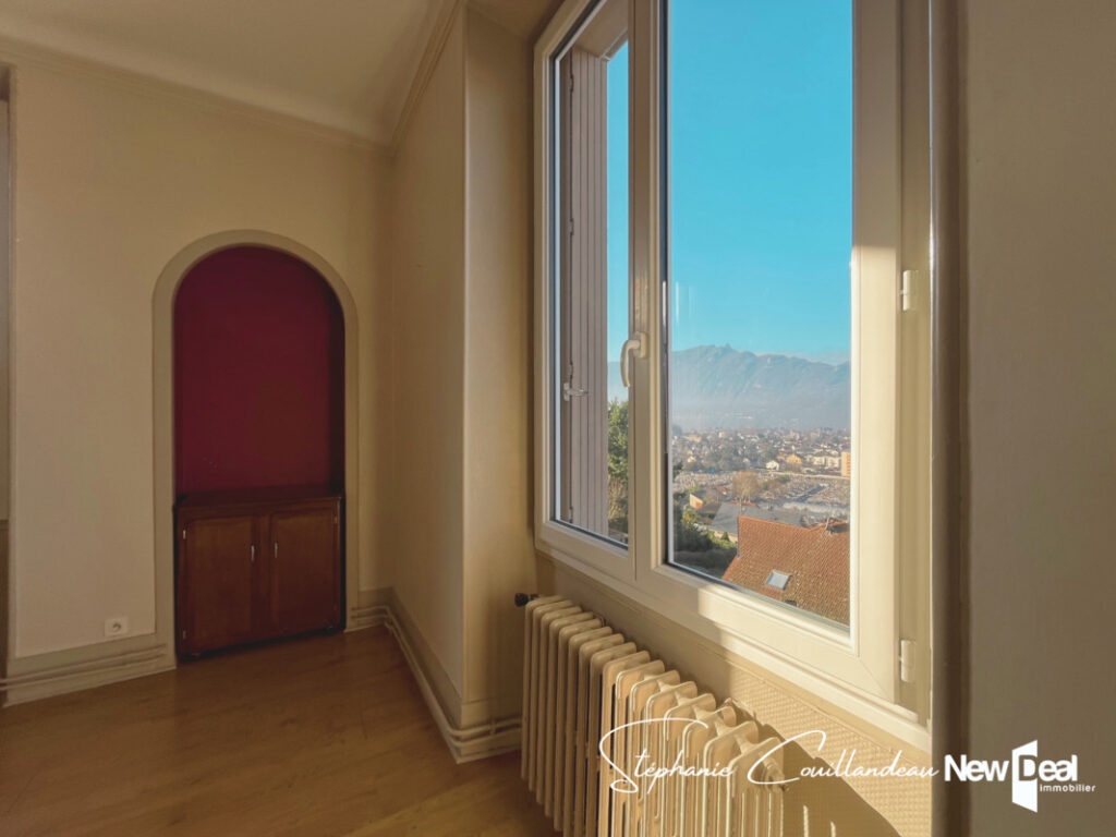 Appartement duplex sur le hauteurs d’Aix les Bains avec belle vue dégagée – 5 pièces – 3 chambres – 93 m²