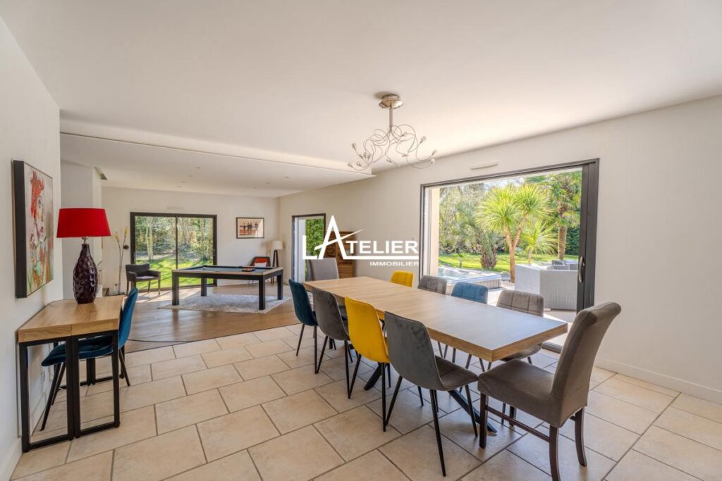 Villa de standing avec jardin luxuriant, intimité préservée – 9 pièces – 7 chambres – 283 m²