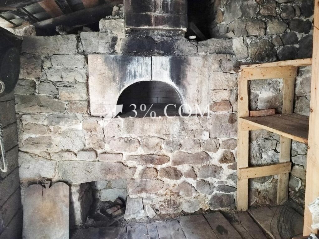 Propriété en pierre de 195m2 habitables et toutes ses dépend – 8 pièces – 5 chambres – 195 m²