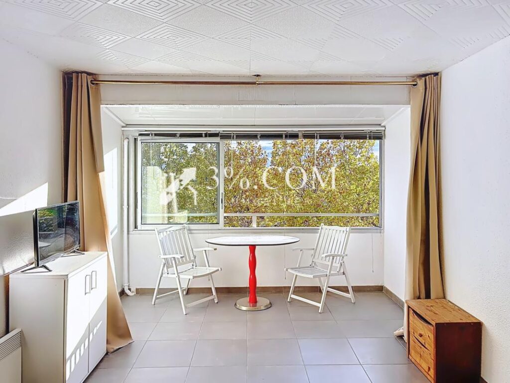 Studio de 24.85 m2 avec loggia, cellier & parking à Gruissan – 1 pièce – NR chambres – 24 m²