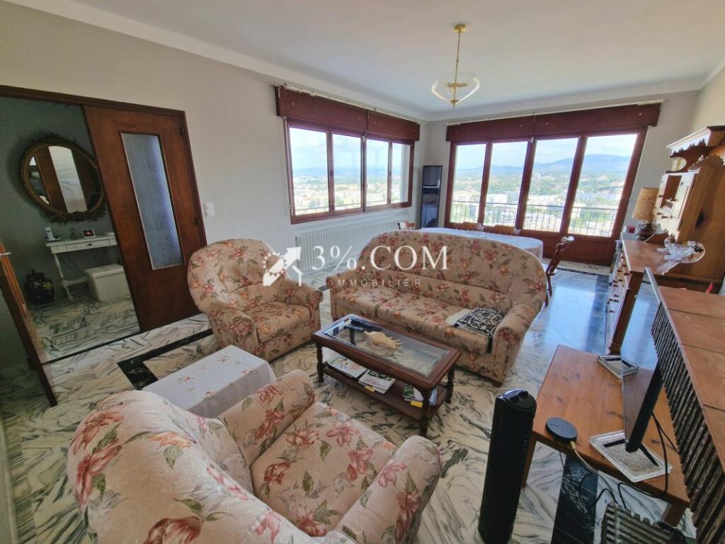 Grande villa proche centre-ville avec vue sur l’Estérel – 8 pièces – 5 chambres – 152 m²