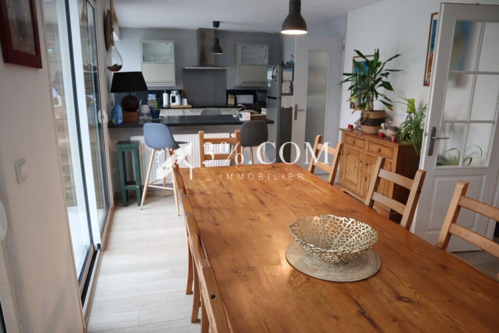 Maison 4 chambres, jardin, garages – 6 pièces – 4 chambres – 141 m²