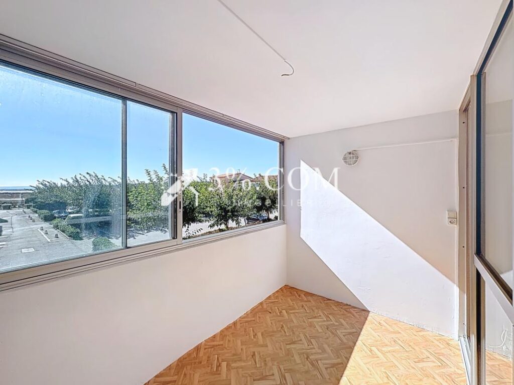 Studio de 27.4 m2 avec loggia, vue sur les Salins, piscine e – 1 pièce – NR chambres – 27 m²