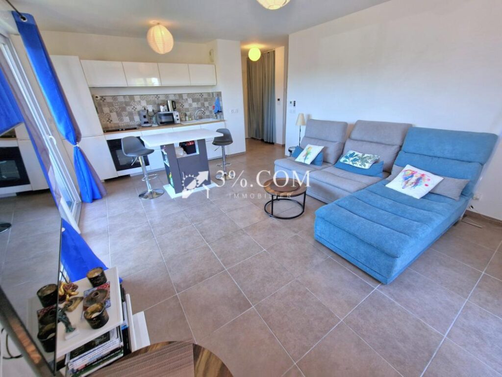 Appartement récent avec piscine et deux parkings – 3 pièces – 2 chambres – 61 m²