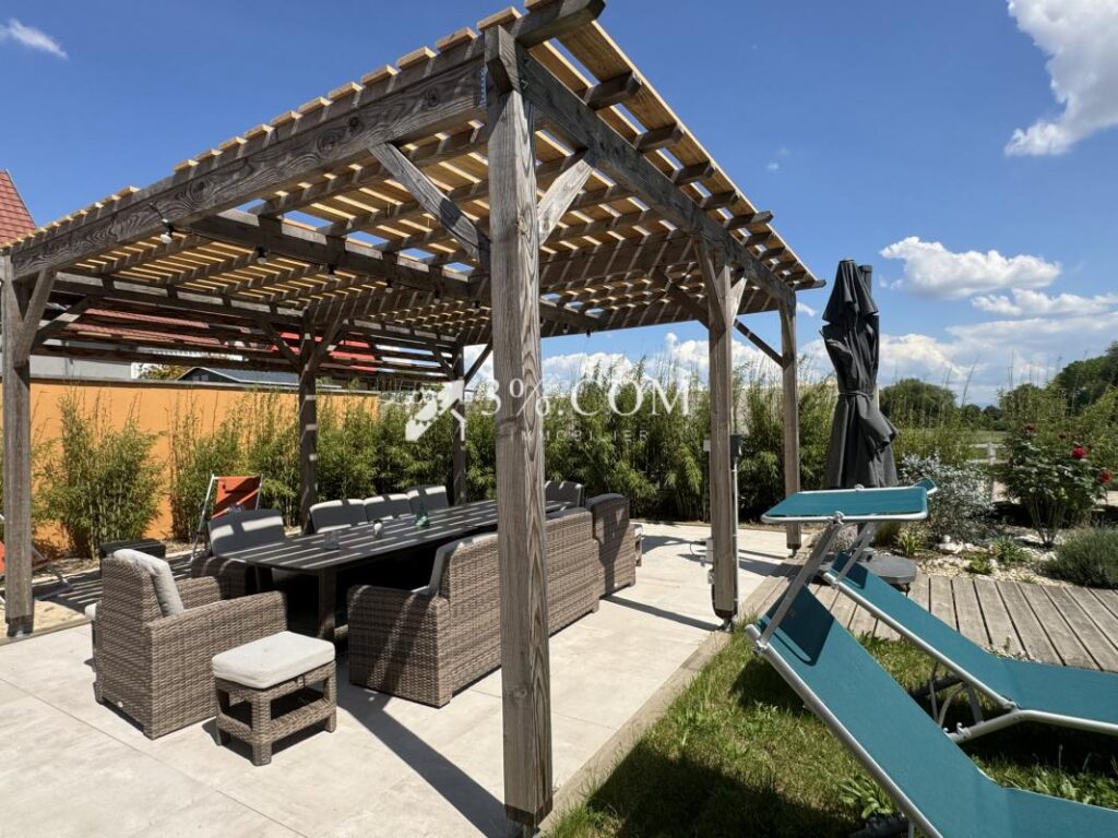 3%COM Très belle demeure avec piscine – 8 pièces – 5 chambres – 251 m²