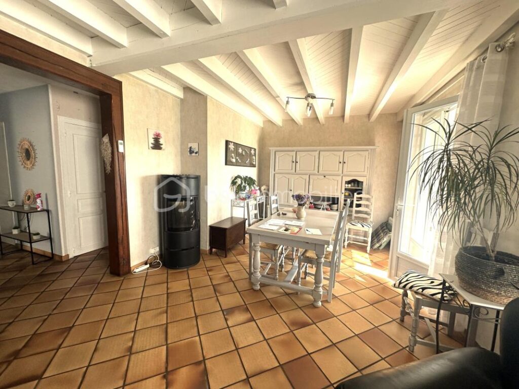 Magali et Cécile ISENBART vous proposent : – 6 pièces – 5 chambres – 134 m²