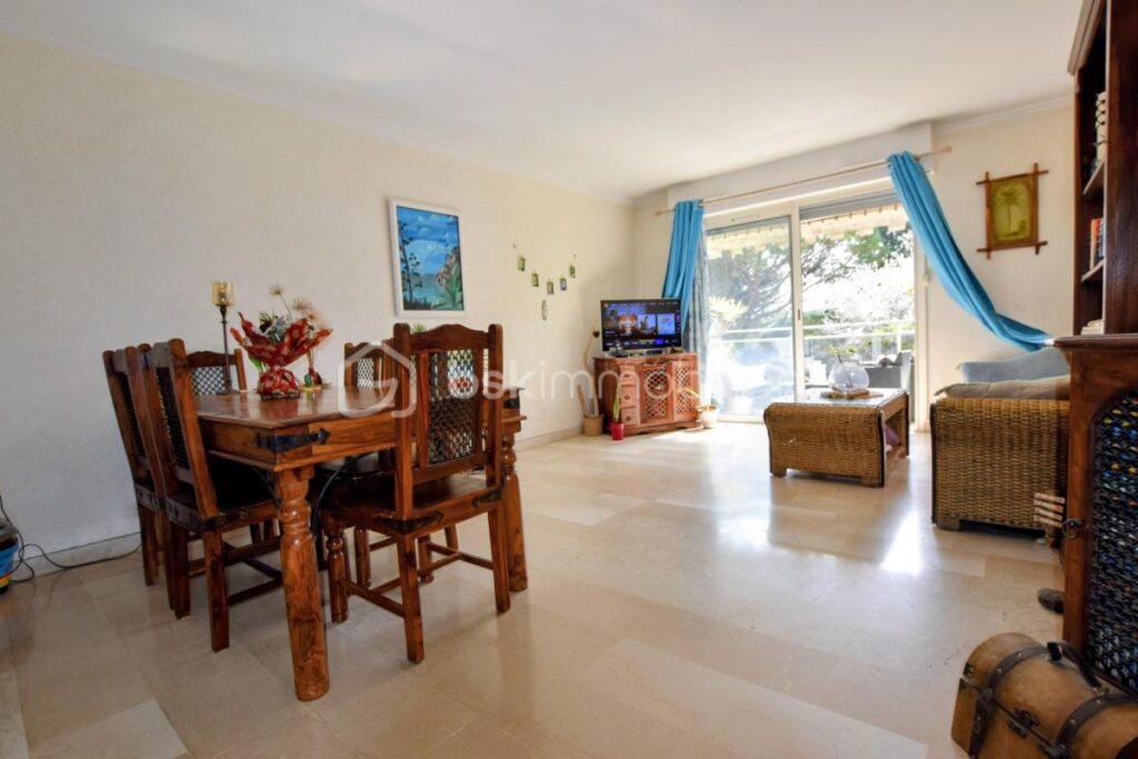 T3 71 m2 ,TERRASSE, GARAGE FERMÉ, CAVE, CENTRE VILLE – 3 pièces – 2 chambres – 71 m²